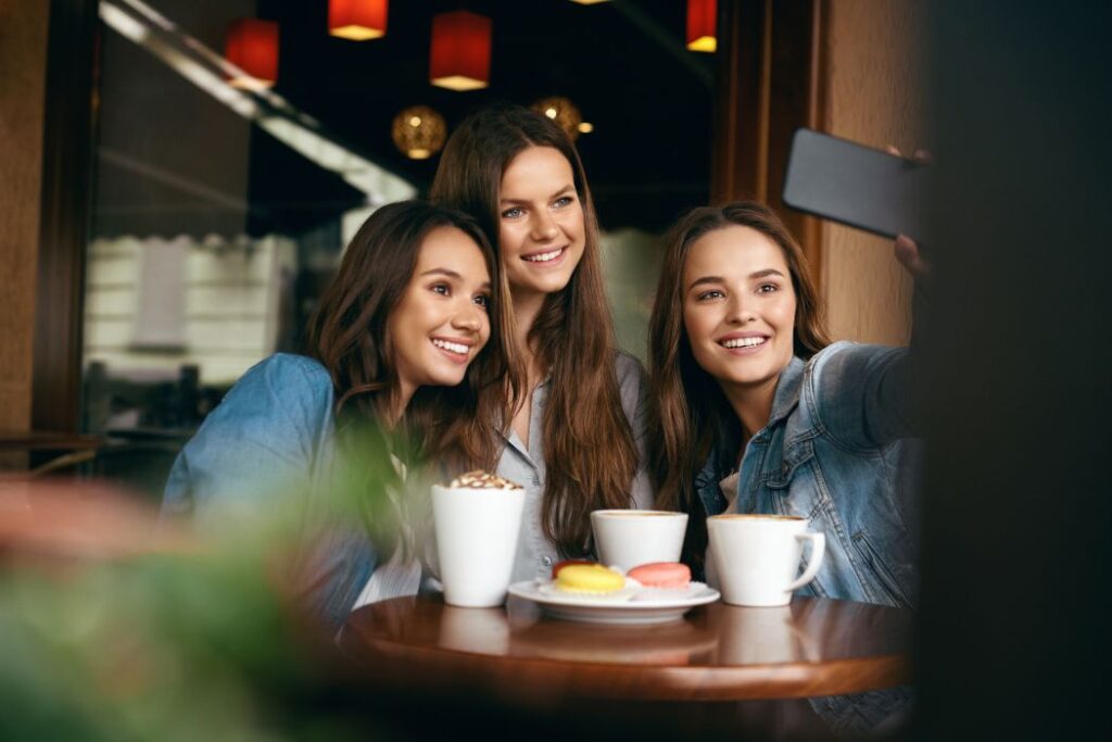 chụp ảnh trong quán cafe
