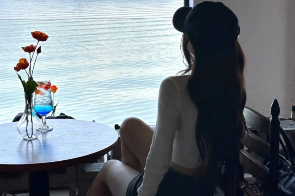 chụp ảnh trong quán cafe