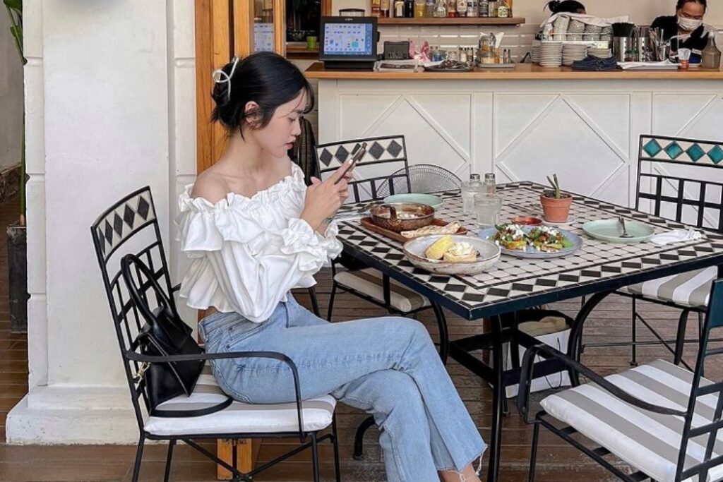 chụp ảnh trong quán cafe