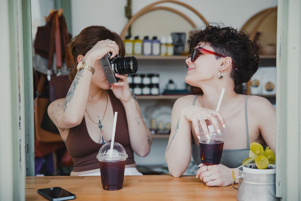 chụp ảnh trong quán cafe